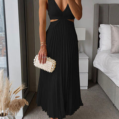 Effortless maxi dress in black with V-neck and pleated sleeveless skirt
