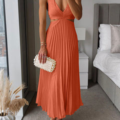 Effortless maxi dress in orange with V-neck and pleated sleeveless skirt