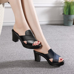 Black heeled sandals with wide strap and open toe, chunky block heel