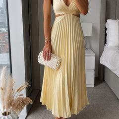 Effortless maxi dress in pale yellow with V-neck and pleated skirt