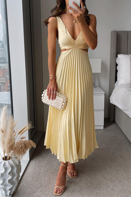 Effortless maxi dress in pale yellow with V-neck and pleated skirt