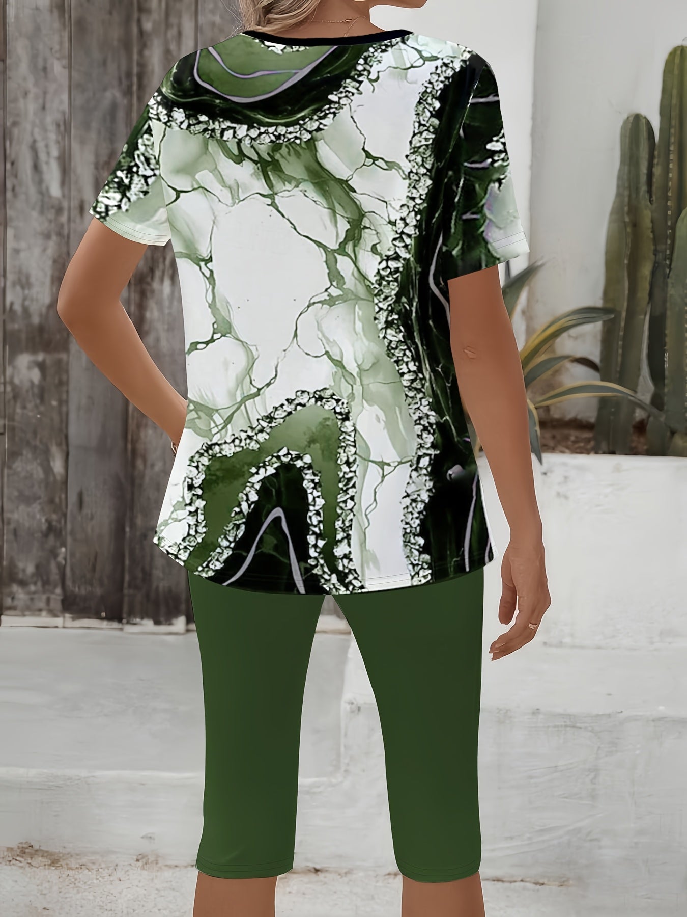 Printed stretch two-piece set, green capri leggings and patterned short-sleeve top back