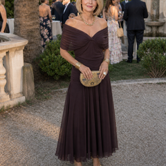 Off-shoulder flow maxi dress in dark brown, gathered bodice and flowing pleated skirt