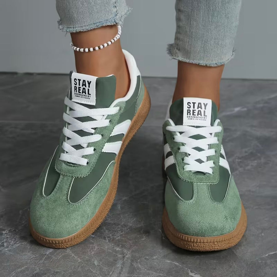 Comfort sneakers in green suede with white laces and tan rubber sole